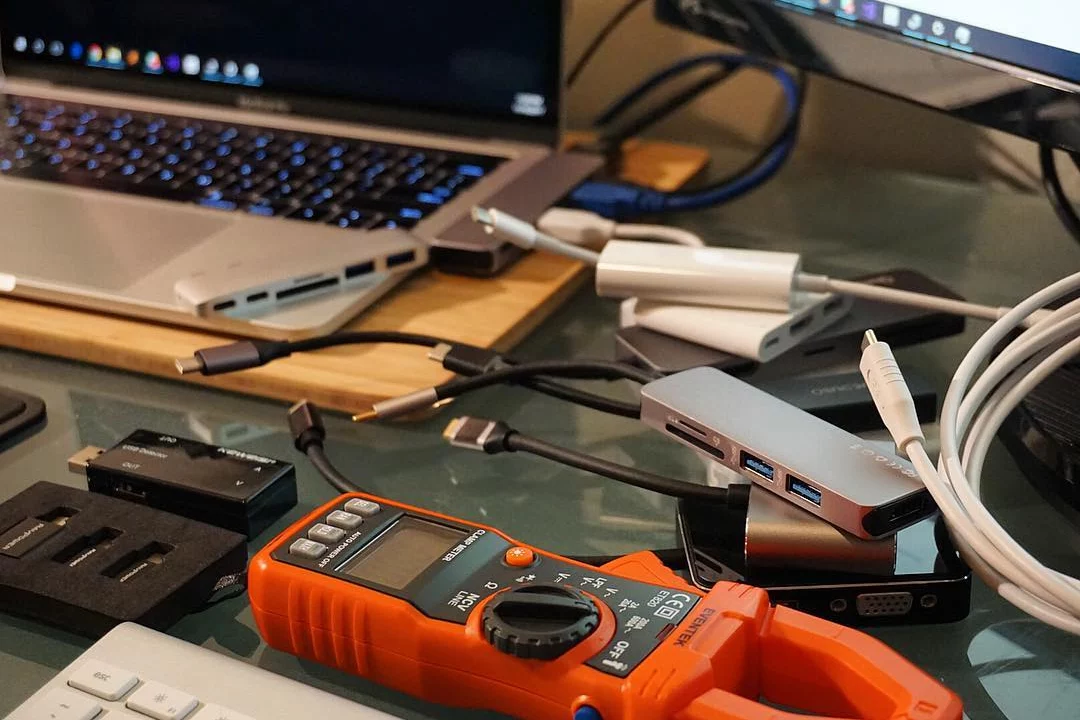 USB-C-хабы и переходники рядом с MacBook Pro