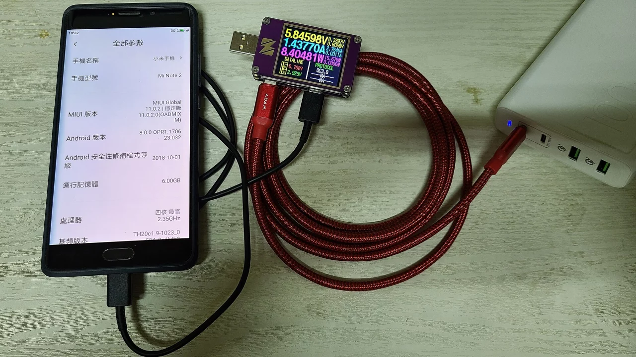 Зарядка смартфона через USB-тестер, который показывает ток и напряжение