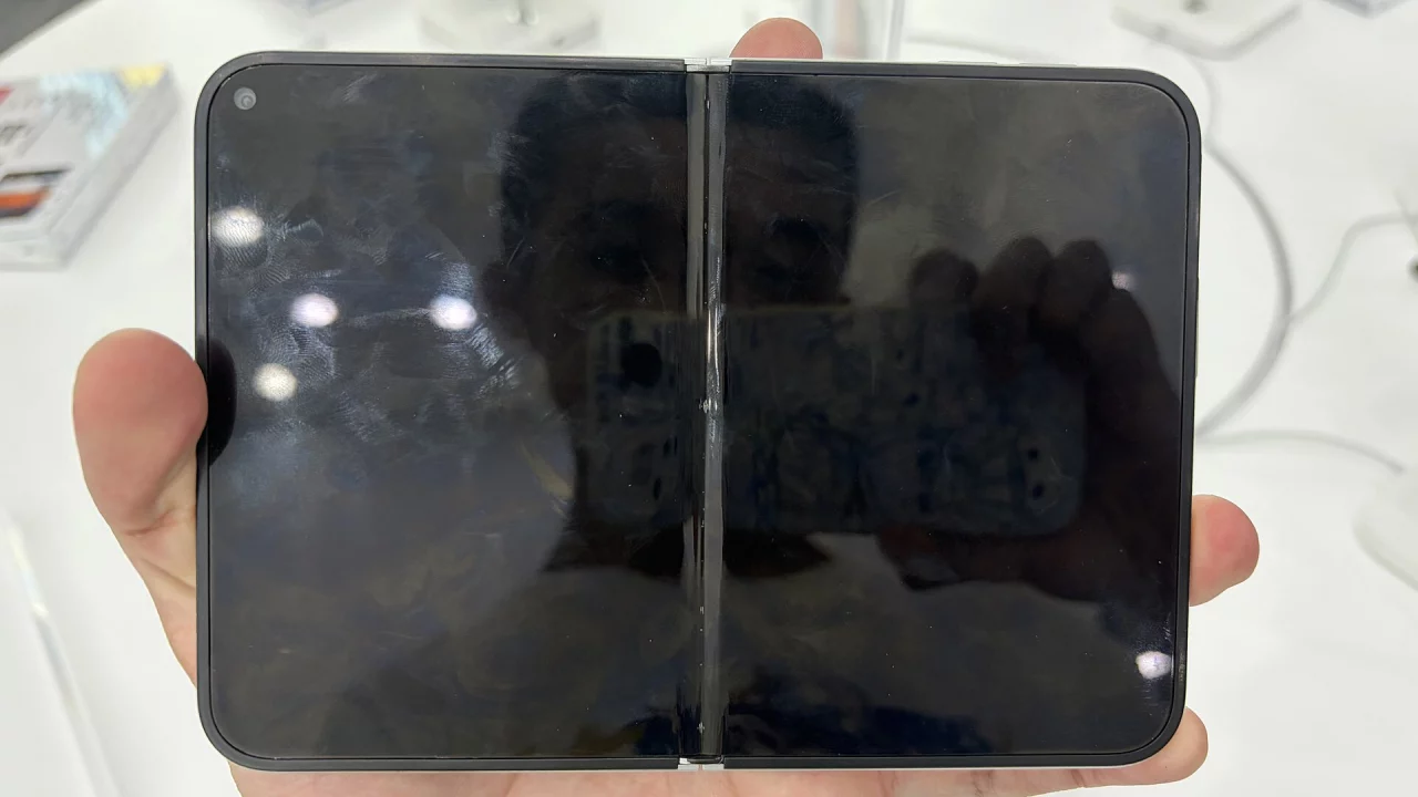 iPhone Duo в разложенном виде на витрине магазина
