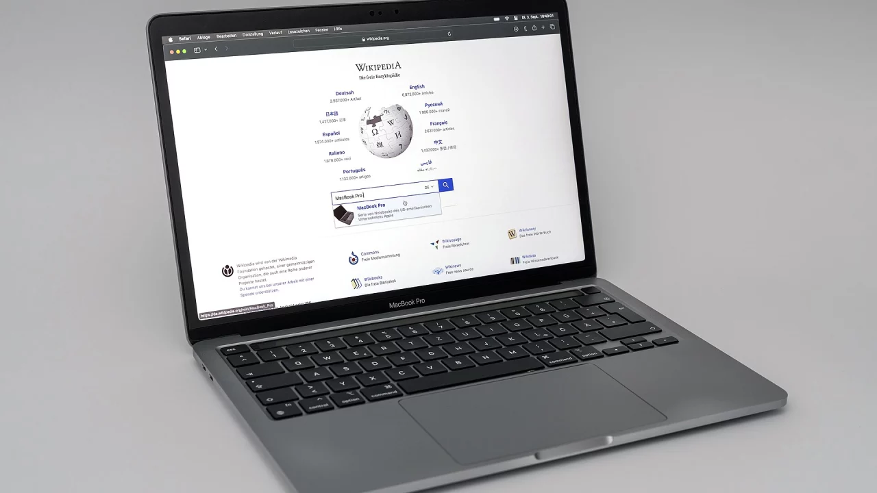 MacBook Pro 13 дюймов на чипе M1. Новый MacBook Pro, по слухам, станет тоньше и получит OLED-экран