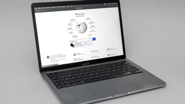 Первый MacBook с сенсорным экраном может выйти 6 ноября: OLED, Dynamic Island и меню под палец
