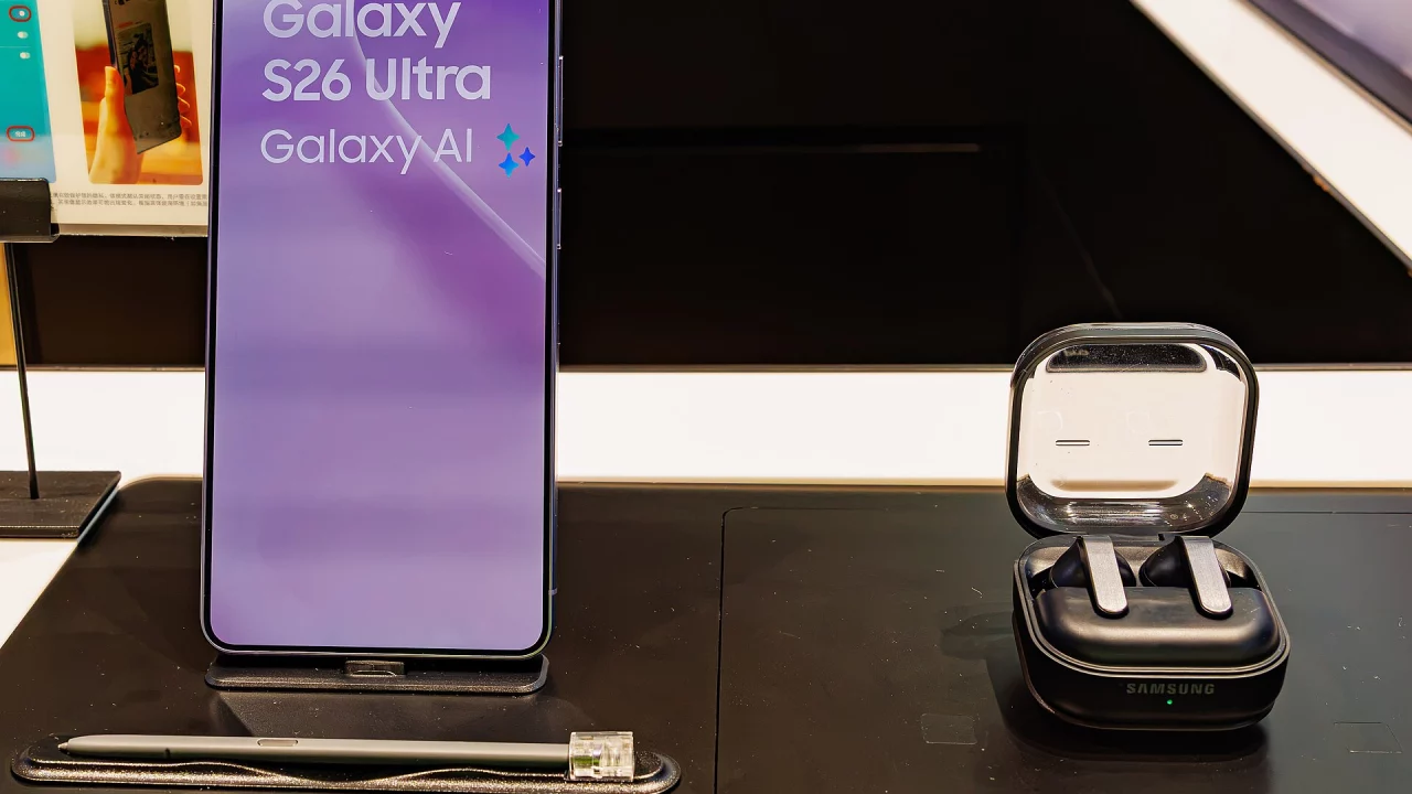Samsung Galaxy S26 Ultra и наушники Galaxy Buds4 Pro на витрине магазина