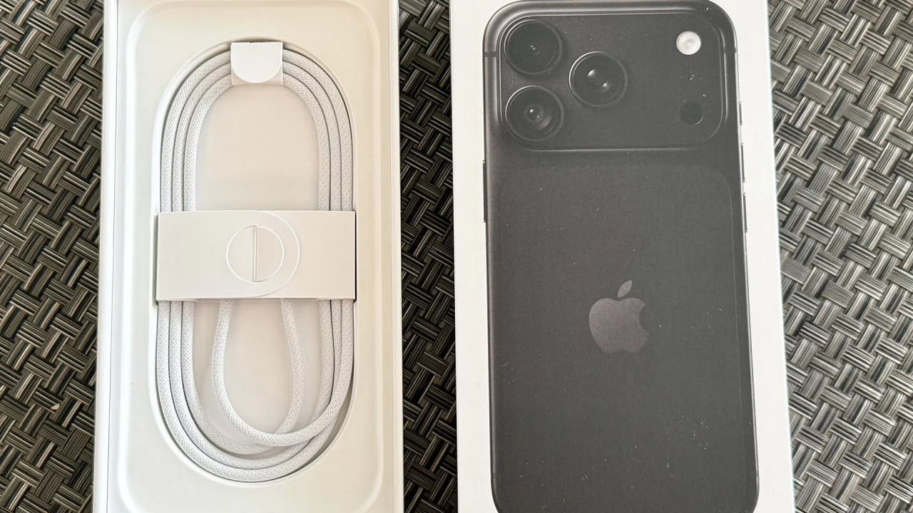 iPhone 18 Pro рядом с коробкой. Новые правила App Store касаются всех iPhone и iPad