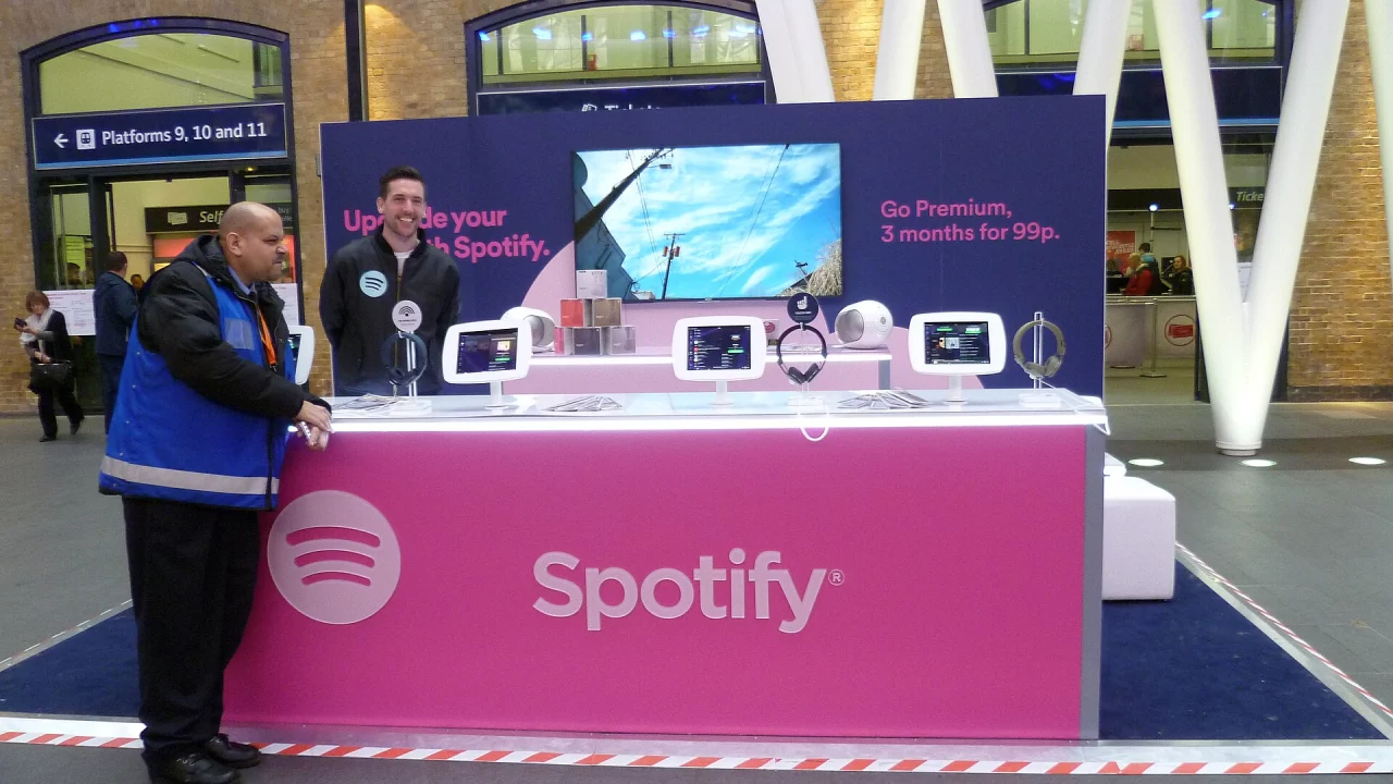 Промостенд Spotify на вокзале Кингс-Кросс в Лондоне