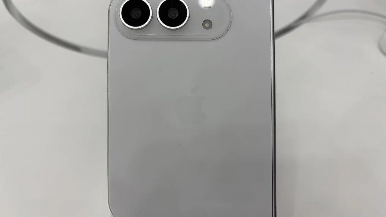 iPhone Duo в сложенном виде, вид сзади