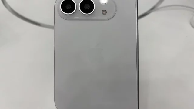 iPhone Duo поступил в продажу: очереди у Apple Store и первые впечатления владельцев