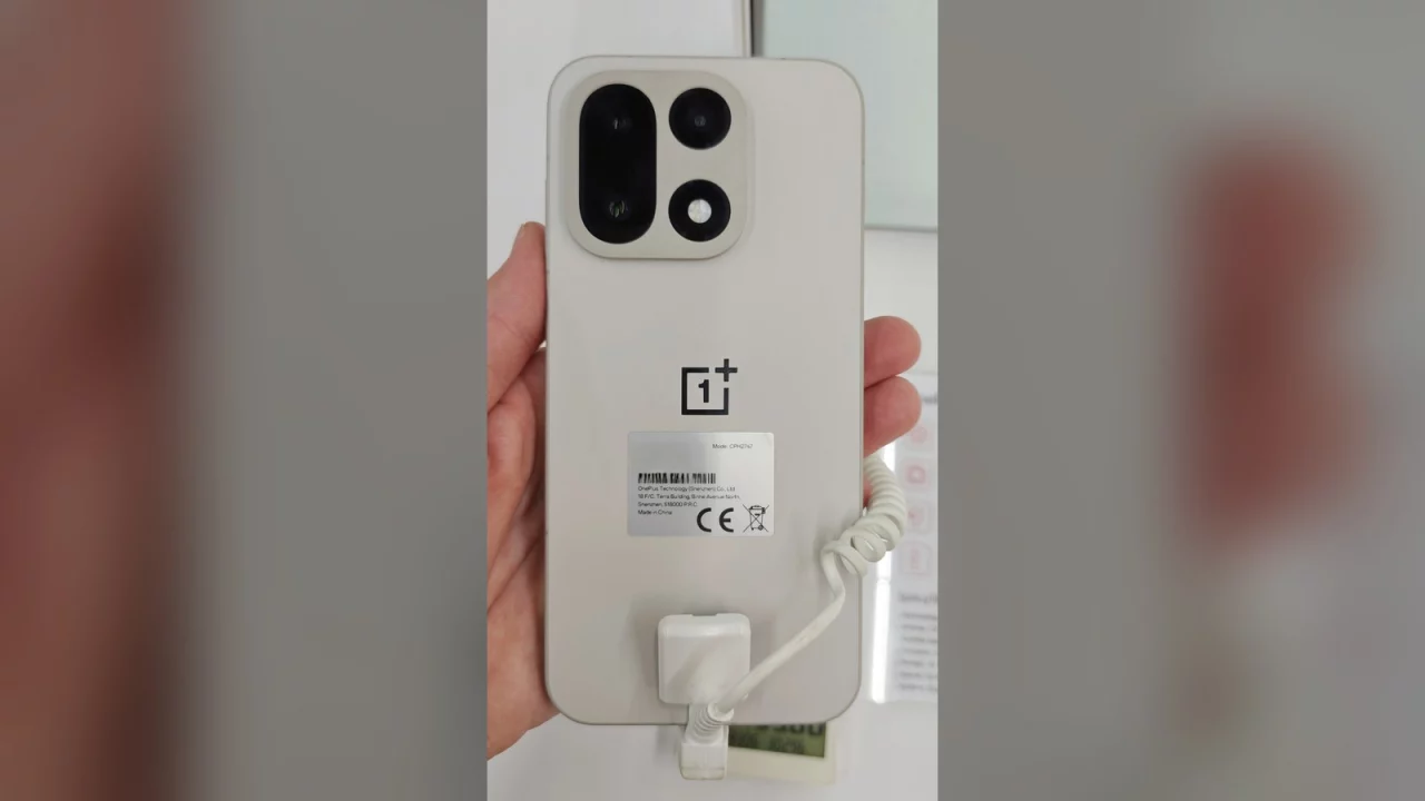 OnePlus 15 на витрине магазина. Он одним из первых получает Android 17 с ColorOS 17