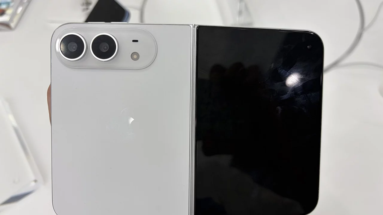 iPhone Duo в полураскрытом виде на витрине магазина