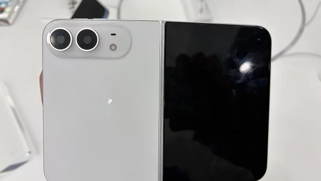У iPhone Duo начали трескаться внутренние экраны, причём одинаково, по линии сгиба
