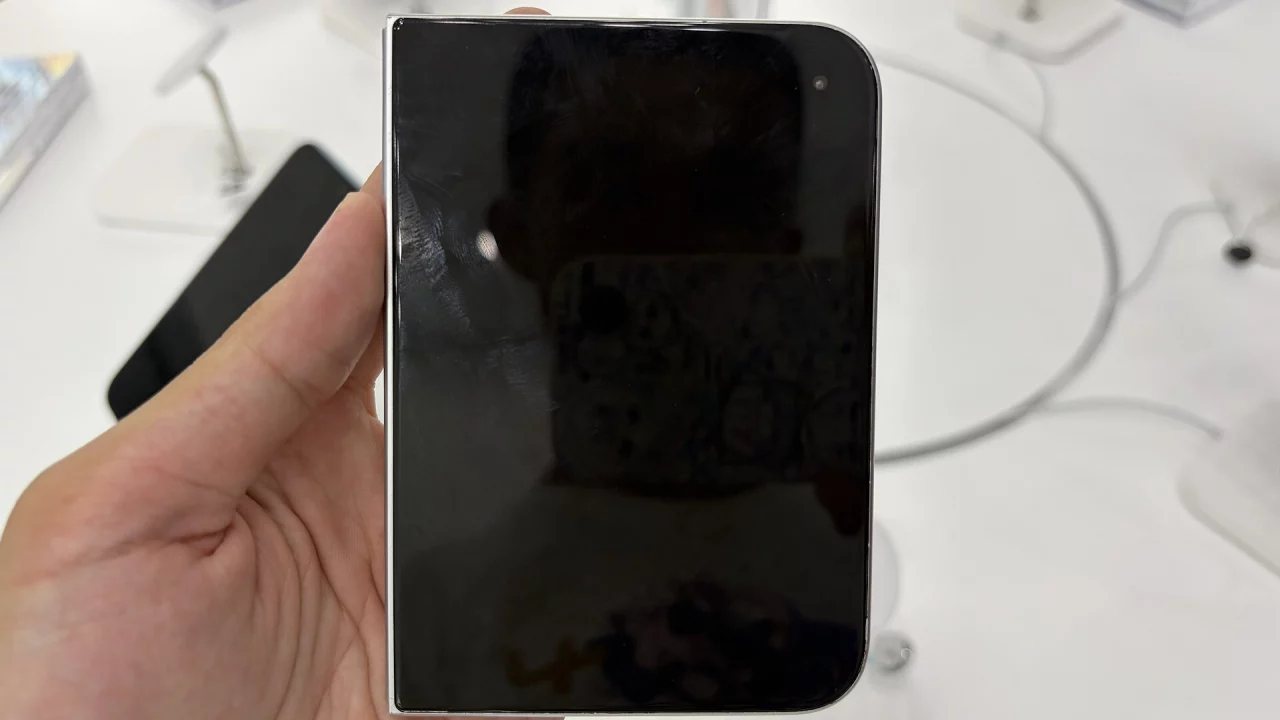 iPhone Duo в сложенном виде на витрине магазина
