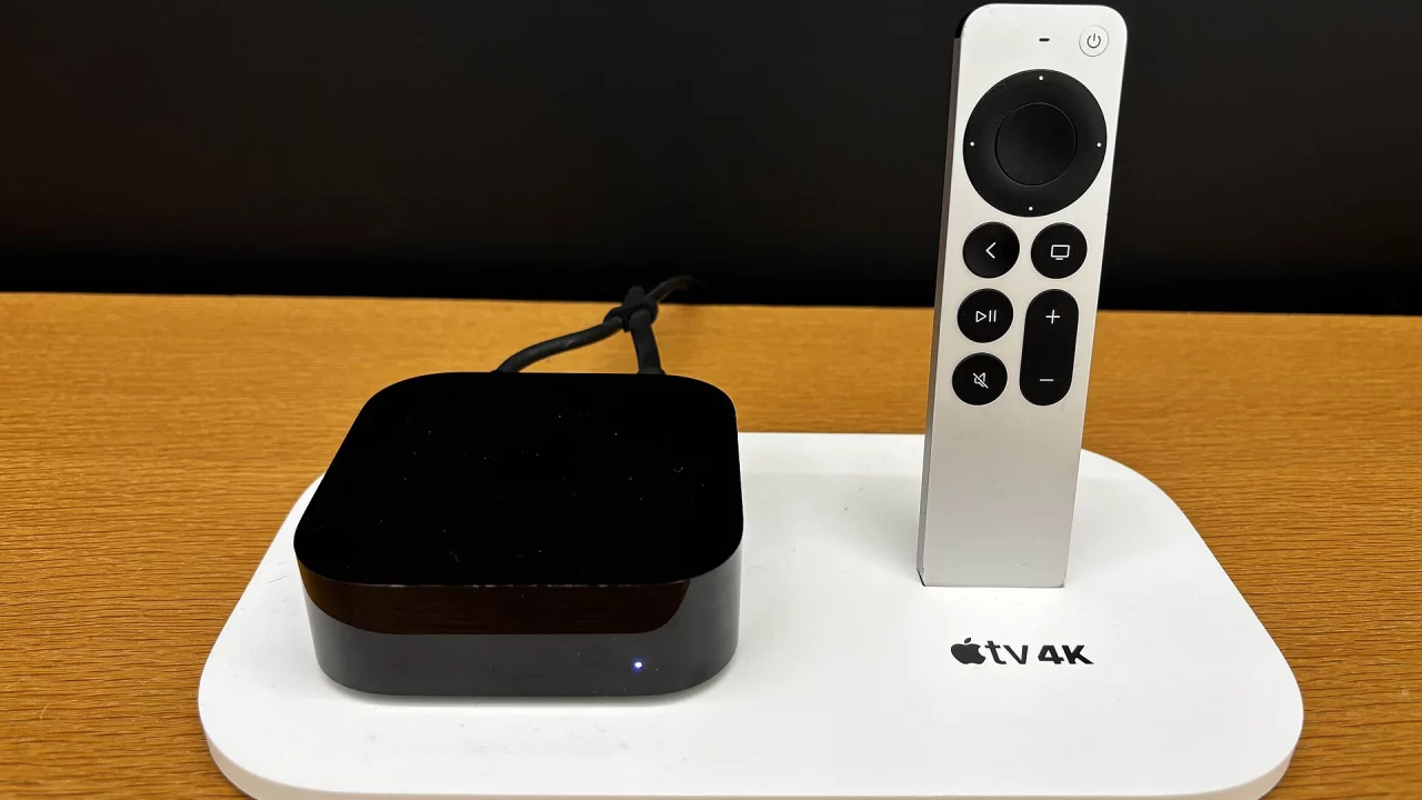 Apple TV 4K прошлого поколения с пультом Siri Remote. Новая модель внешне почти не изменилась