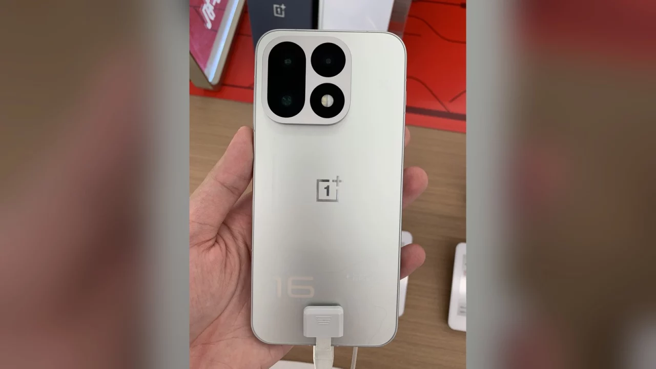 OnePlus 16 на витрине магазина