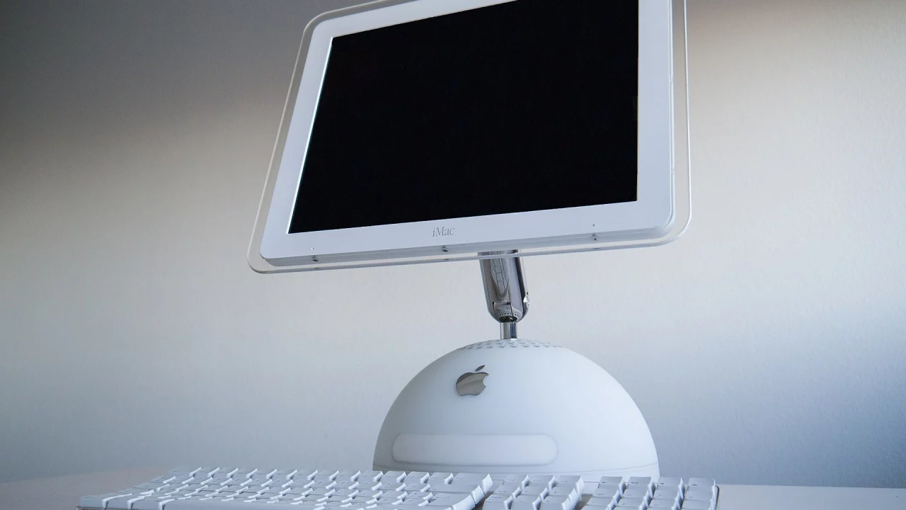 iMac G4 2002 года. По слухам, HomeView похож на него: экран парит над круглой подставкой