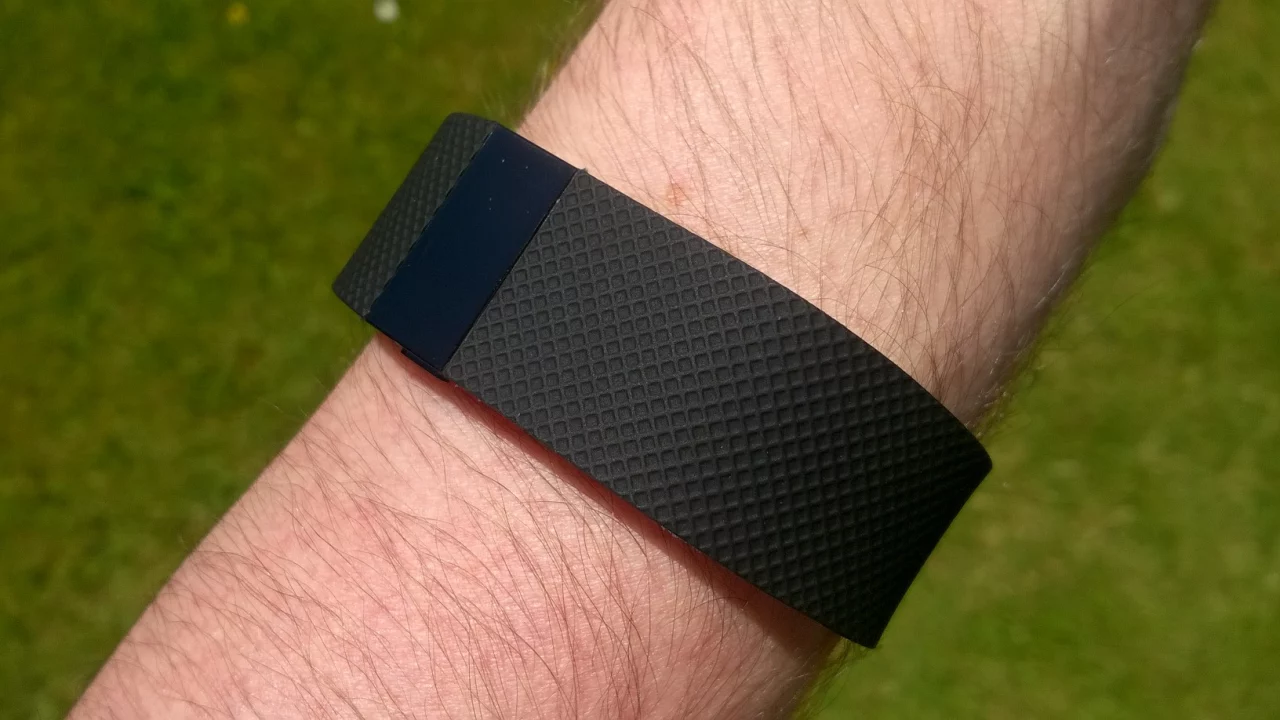 Fitbit Charge HR, один из первых браслетов линейки Charge. Fitbit Edge пришёл на смену этой серии
