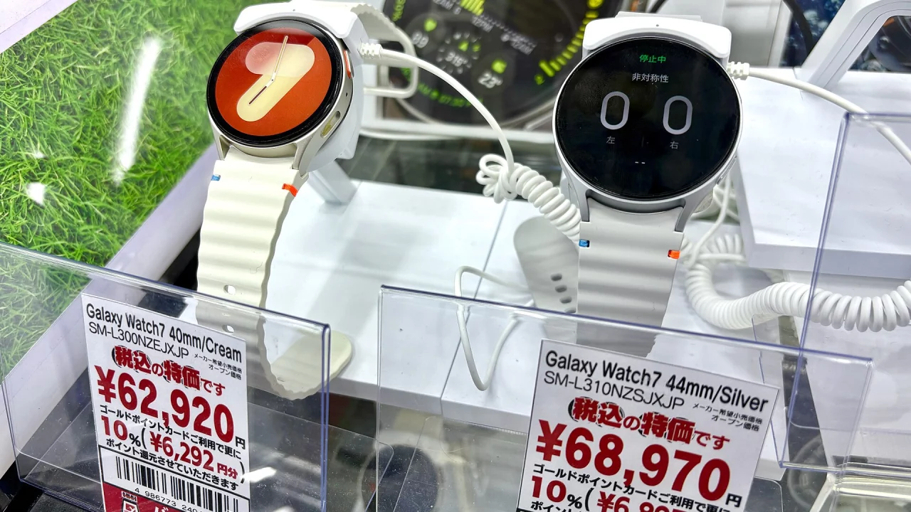 Часы Samsung Galaxy Watch 7 на витрине магазина. Для анализа сна нужны часы Galaxy Watch или кольцо Galaxy Ring