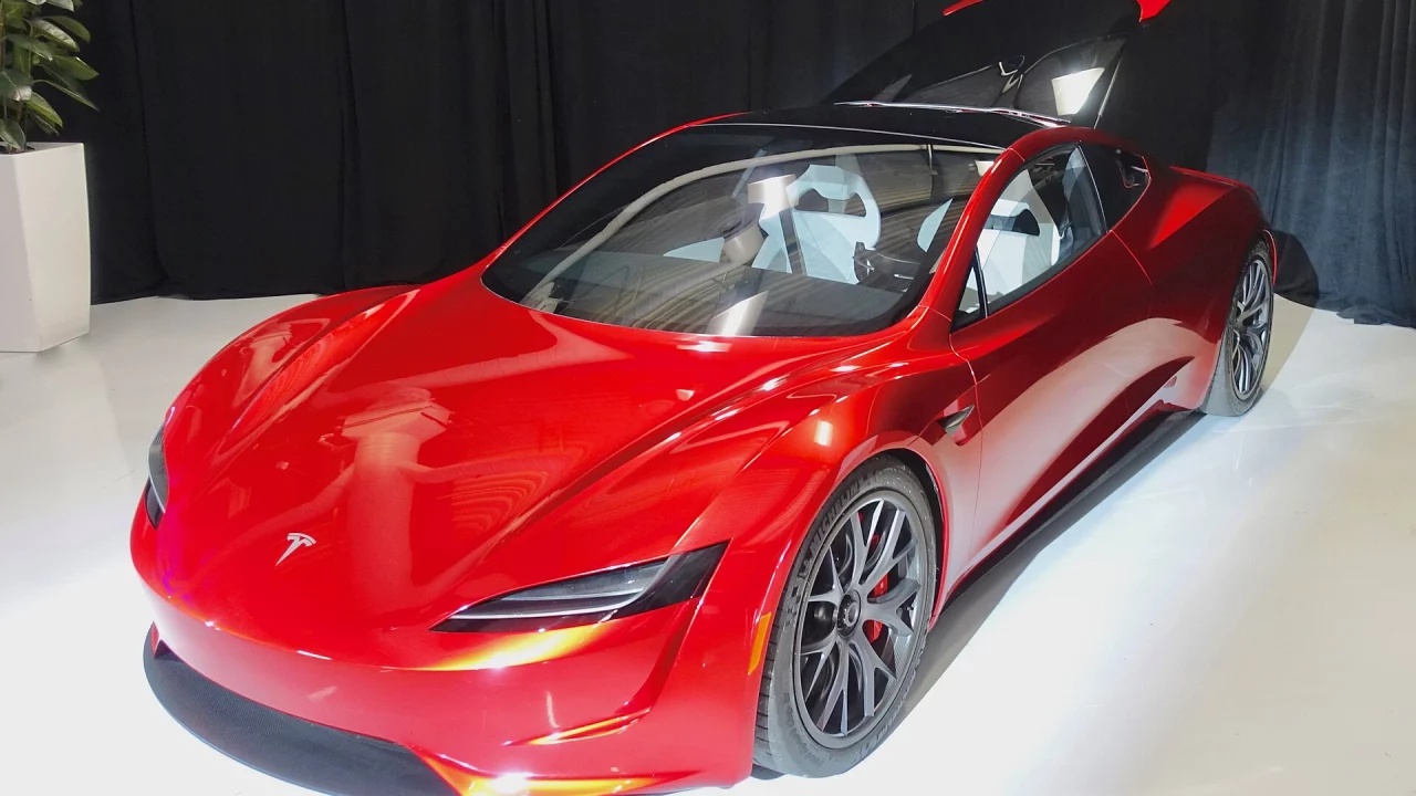 Прототип Tesla Roadster второго поколения, показанный в 2017 году. На презентации 2026 года машину показали в обновлённом дизайне