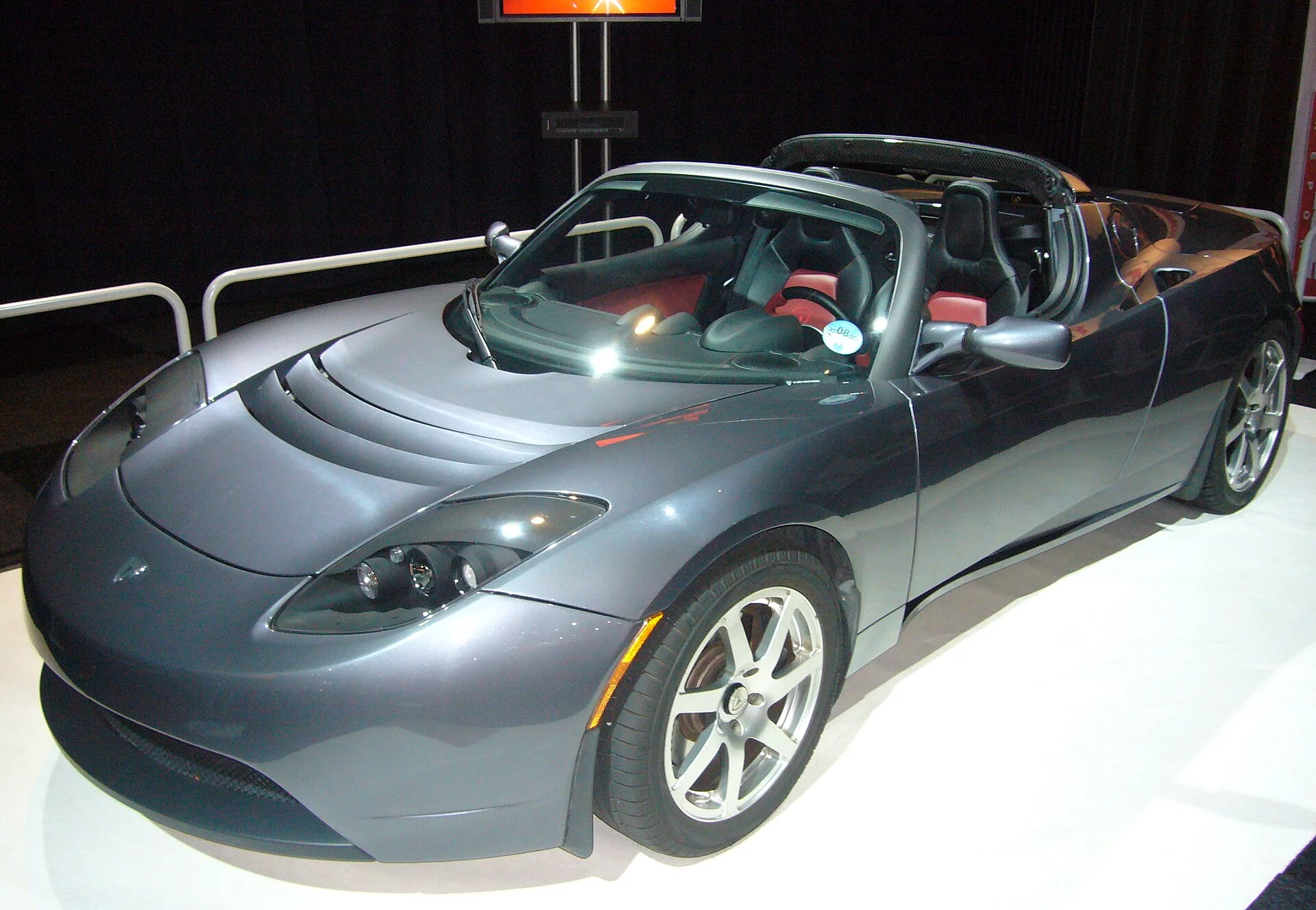 Первый Tesla Roadster 2008 года. Он продавался с 2008 по 2012 год и стал первой моделью компании