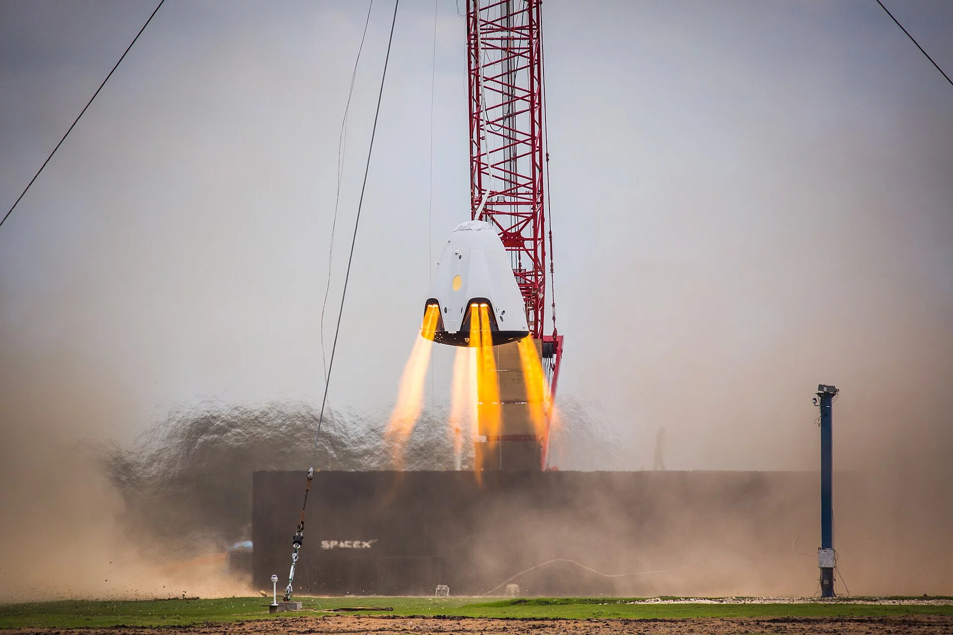 Испытание двигателей зависания корабля SpaceX Dragon 2 на полигоне в Макгрегоре, где прошёл показ Roadster
